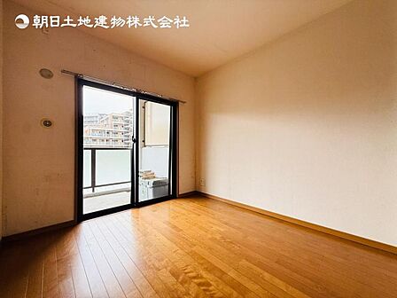 【洋室】木目のフローリングが暖かみのある室内に。明るい寝室で心地のいい朝を迎えられそう。