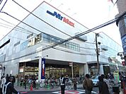 MrMax 徒歩6分。ショッピングセンター 420m