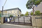 私立獨協大学 925m