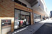 セブンイレブン草加VARIE店 徒歩3分。 220m