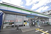 ファミリーマート草加瀬崎二丁目店 263m