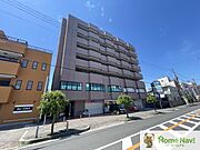 オートロック、エレベーター付のマンションです。