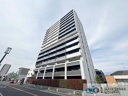 淡麗な気品と洗練美を表現しながらも、端正なフォルムでスタイリッシュなデザイン。周りの地に溶け込みながらも存在感を忘れずに佇む、そんな造形のマンションは、訪れる方に美しさを感じさせてくれる事でしょう。