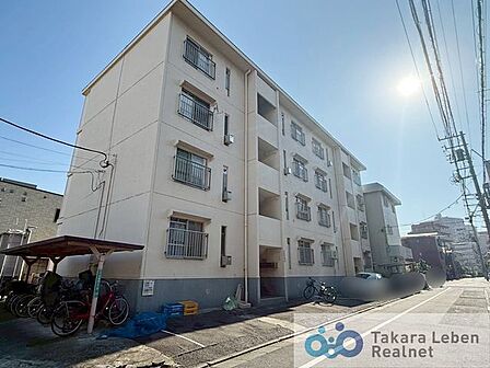 周囲の街並みと調和する、シンプルで優しいデザインのファザード。