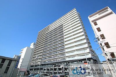 外観:人気の水戸エリアの太陽光・オール電化マンション。1階にスーパーがあり、毎日のお買い物は勿論。買い忘れがあった時も便利ですね。 外観:人気の水戸エリアの太陽光・オール電化マンション。1階にスーパーがあり、毎日のお買い物は勿論。買い忘れがあった時も便利ですね。