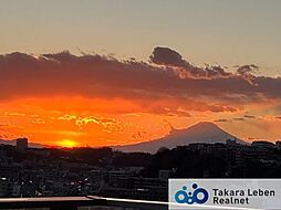 黄金色に染まる黄昏時、シルエットが美しい夕暮れの富士山