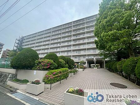 広々とした開放感のあるエントランスアプローチ。落ち着いた温かみのある色調で、住む人をやさしく迎えてくれます。