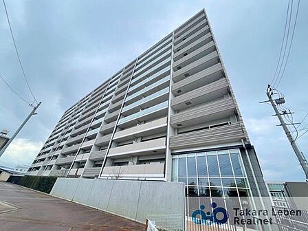喧噪を離れた穏やかな環境に佇む本マンションは、都市では得がたい開放感あふれる暮らしをお楽しみいただけます。外観デザインもスマートなラインで気品に溢れ、優しさの中にも格調の高さが感じられます。