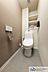 トイレ：ウォシュレット機能付きのトイレは壁掛けリモコンの上位グレードを採用。便座がスッキリした印象となり、限られた空間を広く見せる効果があります。※同タイプモデルルーム（606号室）の写真になります。