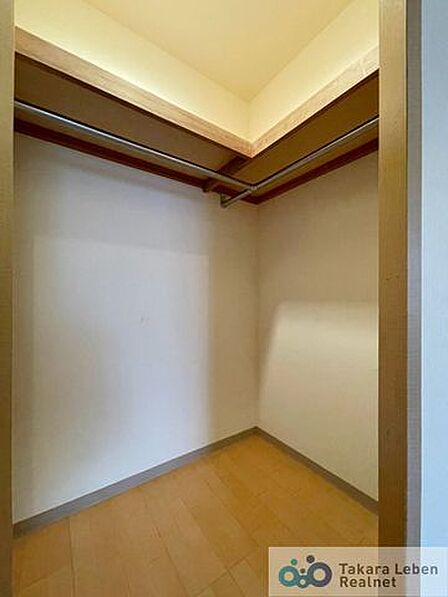 季節ごとの衣類を収納できるウォークインクローゼット。