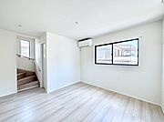 明るい2階リビング！外からの視線をシャットアウトして家族のプライバシーを守ります。