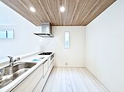 ポップアップ天井が素敵なキッチン！窓があるので採光もとれ換気にも役立ちます。