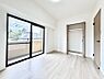 室内：6.5帖の洋室。窓から入り込む陽光がお部屋全体を優しく包み込みます！