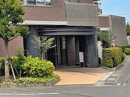 住居者や来訪者を気持ちよくお出迎え。落ち着いた雰囲気のエントランス