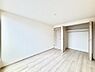 子供部屋：お子さまのお部屋としても！衣類の整理整頓に便利なクローゼット付きの洋室。