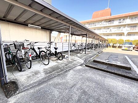 駐輪場は屋根付き