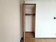 お部屋には収納２ヶ所ございます。お部屋がすっきり片付きます。