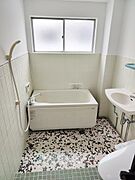 浴室には窓があり換気良好です。