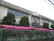 寝屋川市立第三中学校（495m）