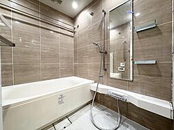 〜バスルーム〜 浴室はミストサウナと浴室暖房乾燥機が装備されています。疲れを癒すスペースとして活躍します。