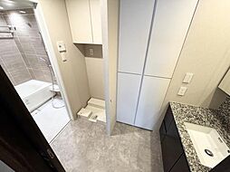 〜ランドリースペース〜 浴室と洗面のスペースがひろびろとしています。また、収納スペースも豊富で嬉しいですね。