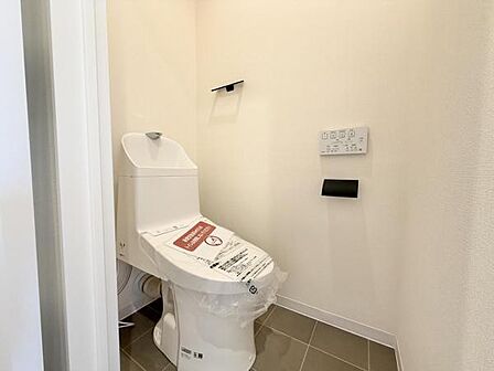 \トイレ/ 温水洗浄機能付きのトイレです。