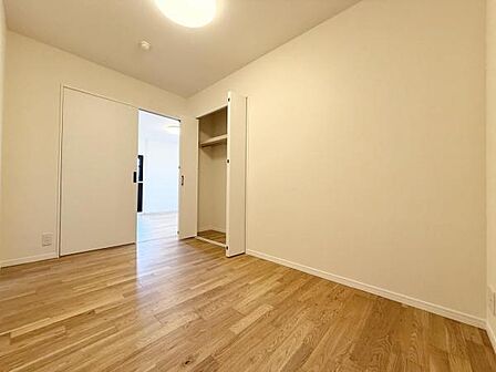 \洋室(4.8帖)/ 中部屋ですが、先行配管工事により設置が可能となっております。