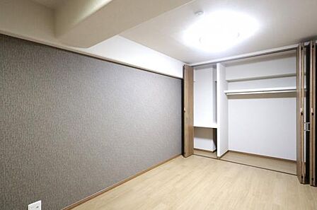 衣類や日用品をまとめて収納できる、便利なクローゼット付きです。