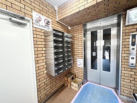 ~エレベーター~ エントランスホールからすぐのエレベーターには防犯カメラ付きで女性の方にも安心してご利用いただけます