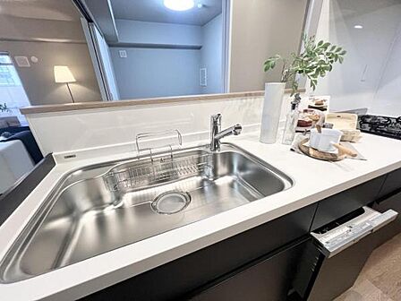 清潔感のあるシステムキッチンを新調済み。毎日の家事を快適にサポートします