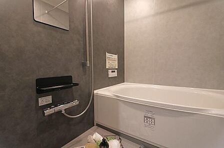 一日の疲れをゆったり癒していただける、落ち着いた雰囲気のバスルームです。