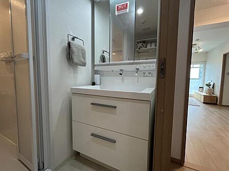 ~洗面化粧台~ 3面鏡にシャワー付きヘッドの使い勝手が良い洗面化粧台です。