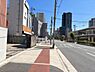 外観：～現地西側～ 現地西側より見た前面道路含む現況