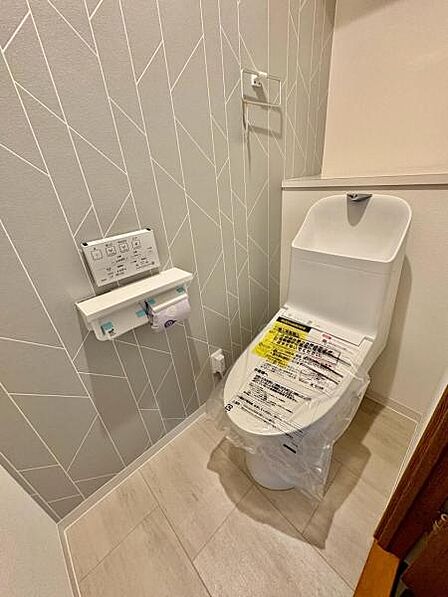 毎日使う場所だからこそ、清潔感と使いやすさを重視。 快適に使えるトイレ空間です。 【即日案内可】お問い合わせは朝日住宅まで