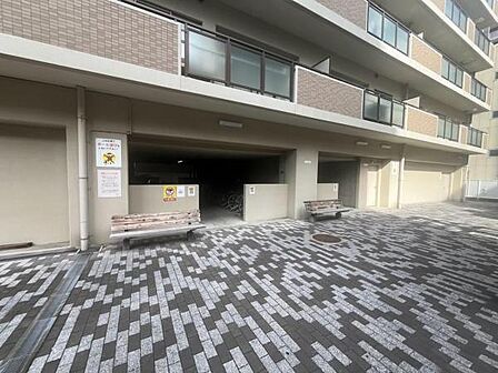 敷地内駐輪場は屋内にございますので、雨風にさらされる心配がなく、また盗難の可能性もグッと減ります。
