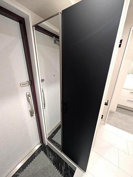 玄関に設置の姿見、お出掛け前の身だしなみチェックに役立ちます