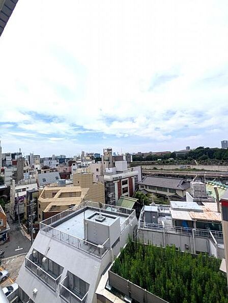 前面に高い建物がなく、バルコニーからの眺めは良好です