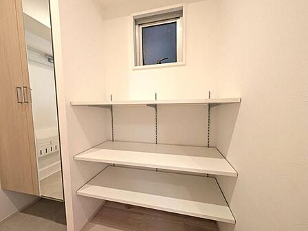 シューズボックスの隣にも収納有り。奥行きのある可動棚、少し大きなお荷物も片づけられます