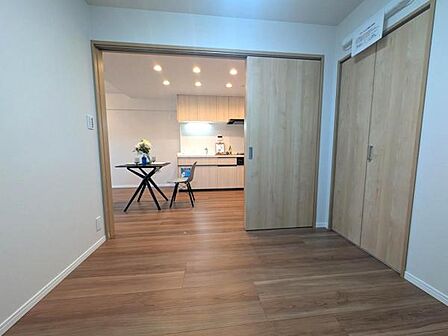 引き戸を開けるとお隣のキッチン部分と一体利用が可能