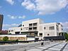 周辺：中央図書館の外観