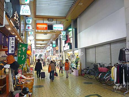 敷地の南側は賑やかな商店街です。