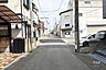 外観：物件の南側前面道路（西側から）［2026年8月29日撮影］