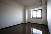 西側の洋室6帖のお部屋です。