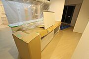 掃除の楽なコンロに、収納は静かに閉まるソフトクロージング機構。
