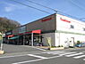 周辺：スーパー「トミダヤ三田洞店まで896m」