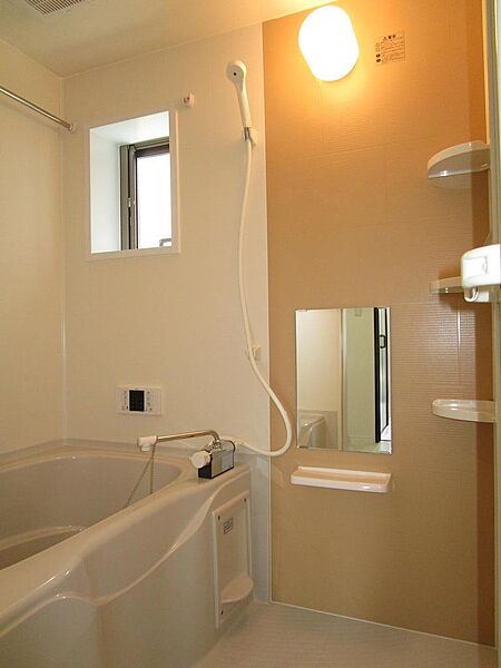 画像8:小窓付き浴室