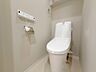 トイレ：温水洗浄機能付きのトイレを採用。快適性にも配慮された、使い勝手の良い空間です。