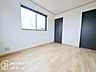 子供部屋：明るい日差しが差し込む子供部屋は、遊びや学習など多目的に使える快適空間。成長に合わせて自由にレイアウトでき、家族のライフスタイルに柔軟に対応できる魅力的な一部屋です。