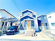 しっかりとした造りの外観は、安心感を与える堅牢なデザインです。長く住み続けられる住まいです。