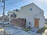 駐車場：戸建て住宅には、十分な広さを確保した駐車スペースが完備。車を安全に保管できるだけでなく、日常的に便利に使用できる設計です。整然とした環境が整い、家族全員が快適に利用できる駐車場です。